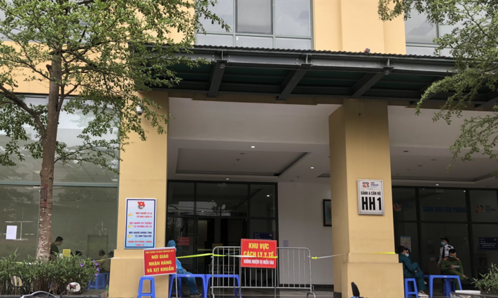 1 ca nghi mắc COVID-19, Hà Nội tạm phong tỏa chung cư hơn 1.000 dân