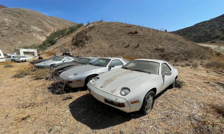 Hình ảnh bộ sưu tập Porsche 928 bị phủ bụi, phơi nắng không thương tiếc