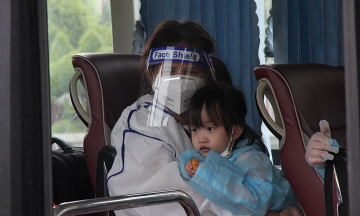 Ảnh: Quảng Ngãi đưa bà bầu, người già rời tâm dịch phía Nam về quê bằng máy bay