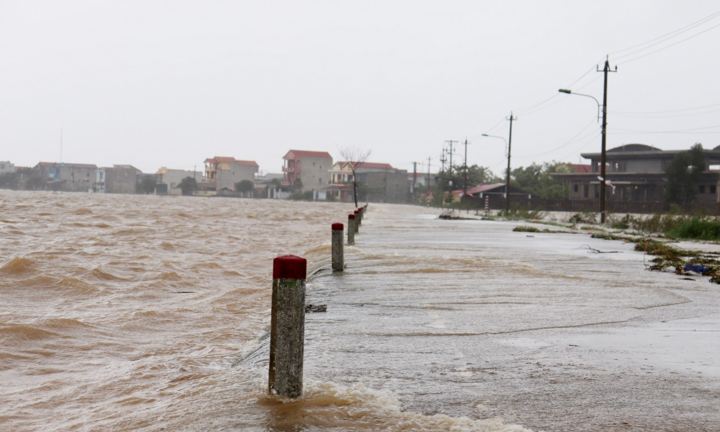 Quảng Bình: Mưa lũ chia cắt giao thông, di dời hơn 65.000 dân