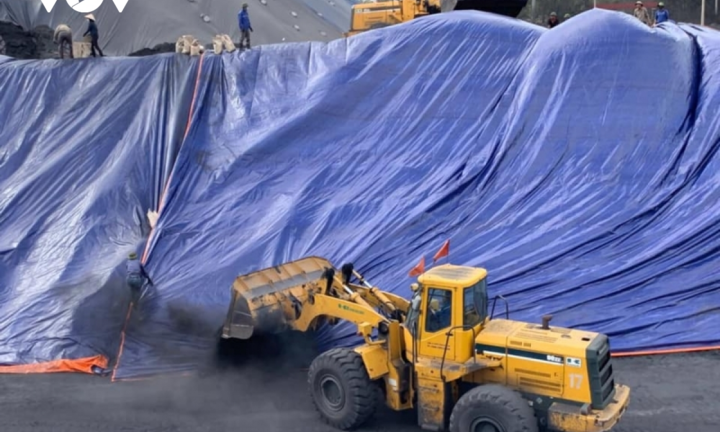 Bắt tạm giam 4 cán bộ Công ty Tuyển than Hòn Gai