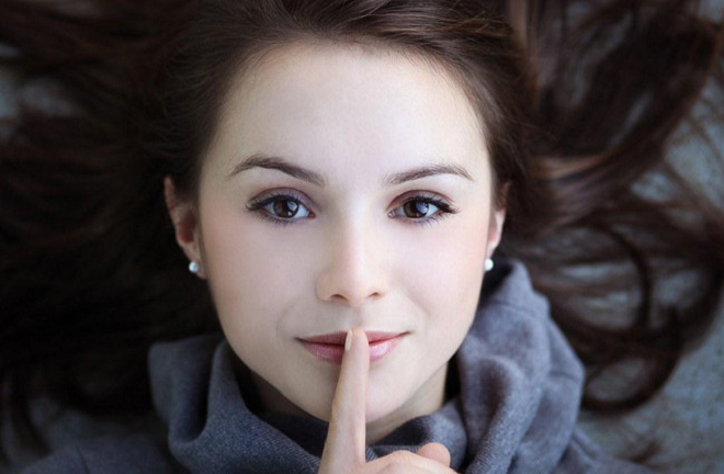 Sự thật sốc về phụ nữ: Ăn 2-3 kg son, mất 1 năm để tự hỏi 'hôm nay mặc gì'