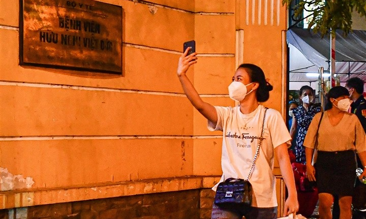 Bệnh viện Việt Đức dỡ phong tỏa, nhân viên y tế vui mừng trở về đoàn tụ gia đình
