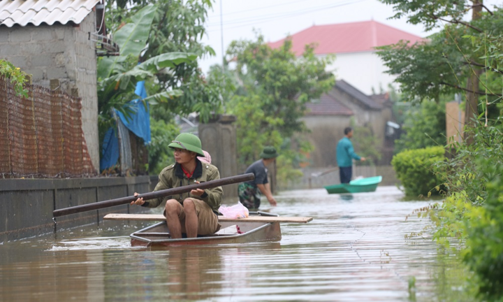 Ảnh: Mưa ngớt nhưng nhiều nơi ở Hà Tĩnh vẫn ngập sâu, giao thông chia cắt