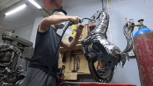 Video: Biến phụ tùng xe máy thành mô hình ngựa sắt giống logo siêu xe Ferrari