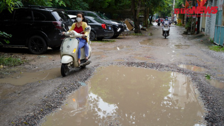 Video: Đường đầy 'ổ voi, ổ trâu' hành dân suốt 10 năm ở Hà Nội