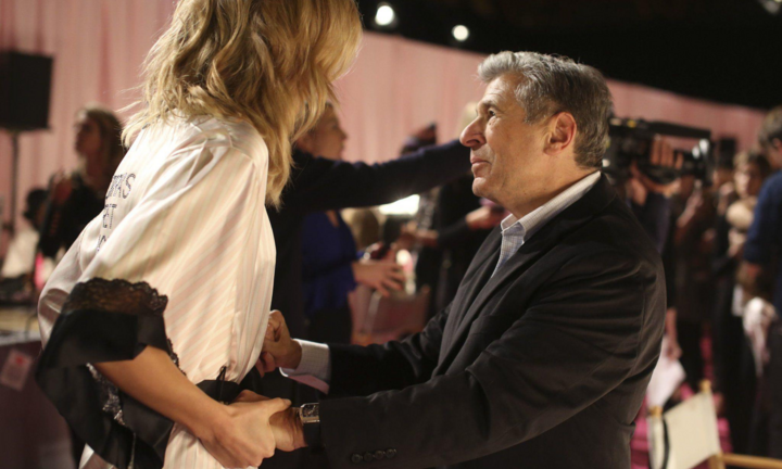 Bí mật đen tối phía sau sàn diễn nội y Victoria's Secret