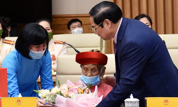 Thủ tướng xúc động đọc câu thơ 'cánh cò cõng nắng, cõng mưa' tôn vinh phụ nữ VN