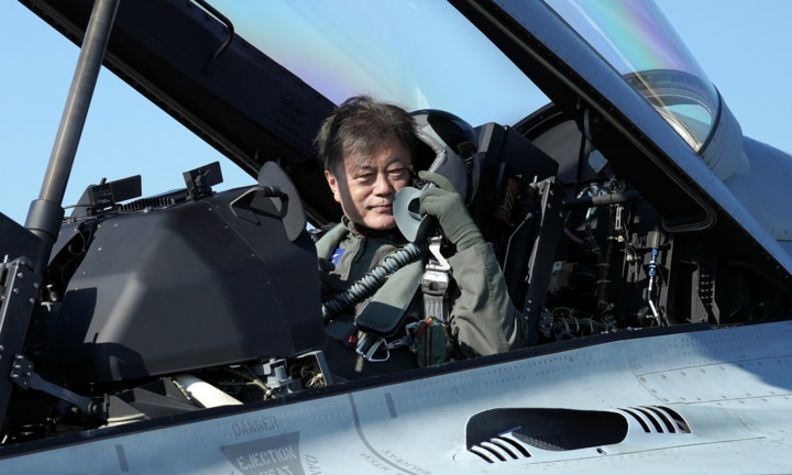 Tổng thống Hàn Quốc ngồi chiến đấu cơ dự khai mạc triển lãm quốc phòng