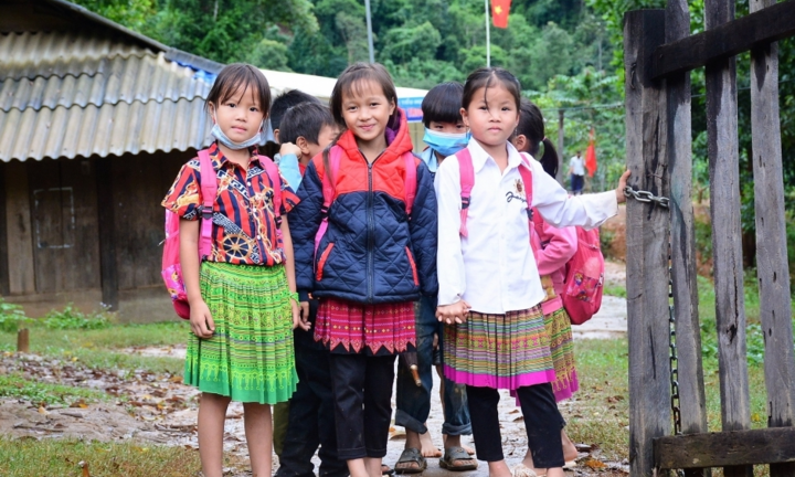 Học sinh mẫu giáo ở Thanh Hóa ngày ngày đi bộ 6 km đến trường