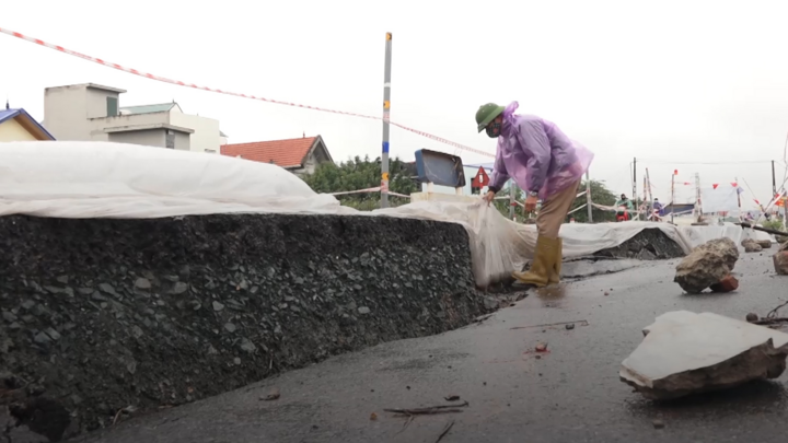 Video: Kinh hãi cảnh đê hữu sông Đáy nứt toác, sụt lún, bẫy người đi đường