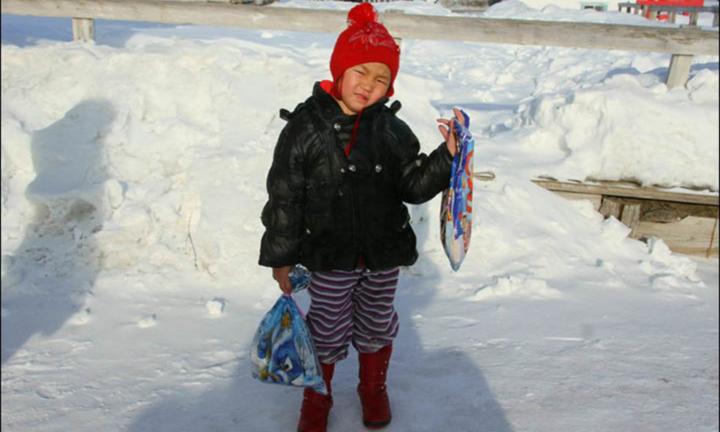 Bé 'khăn đỏ' thời hiện đại: Một mình đi 8km đường rừng đầy gấu và sói để cứu bà