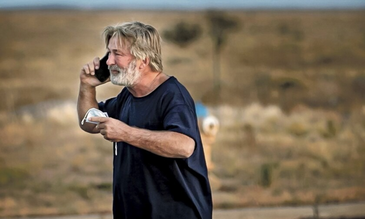 Sau sự cố bắn chết người trên phim trường, Alec Baldwin hủy hàng loạt dự án