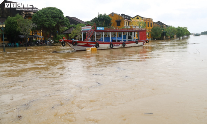 Ảnh: Lũ lại về phố cổ Hội An, đường phố Tam Kỳ chìm trong biển nước