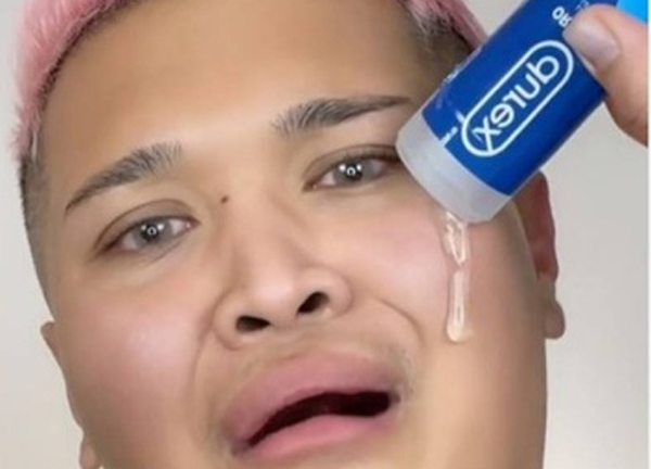 Mối nguy từ trào lưu TikTok dùng gel bôi trơn tình dục để trang điểm