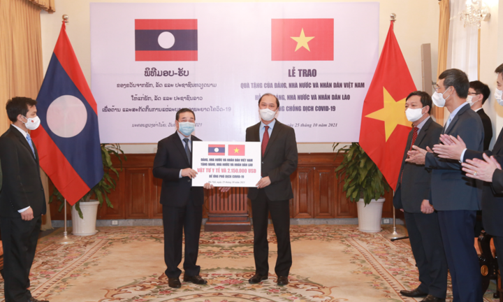 Việt Nam hỗ trợ khẩn cấp Lào hơn 2 triệu USD và vật tư y tế chống dịch