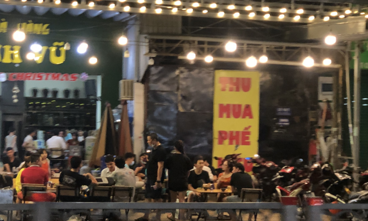 Quán nhậu ở TP.HCM vẫn tưng bừng đón khách dù thành phố chưa cho phép