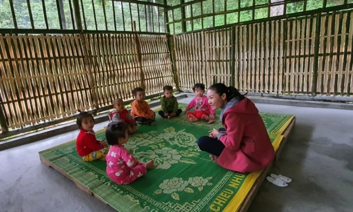 Lớp học bằng nứa lá trên đỉnh núi bốn mùa mây giăng, gió phủ