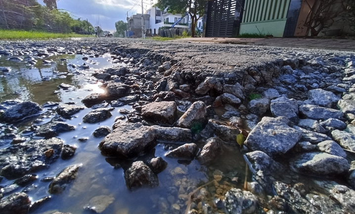 Ảnh: Cận cảnh những con đường đầy ‘ổ voi’ giữa thành phố Hà Tĩnh