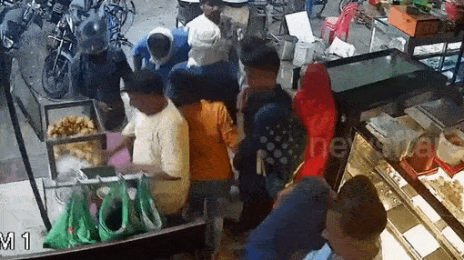 Video: Hố tử thần 'nuốt chửng' 10 người đang mua bánh ở Ấn Độ