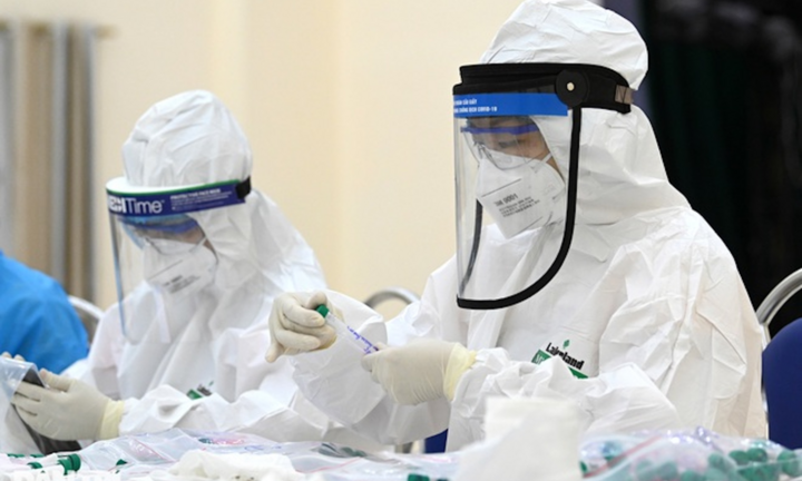 Hà Nội yêu cầu người 'vùng đỏ' chưa tiêm vaccine cách ly 14 ngày ở nhà