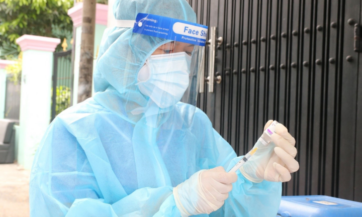 4 học sinh ở TP.HCM phải hoãn tiêm vaccine do từng mắc COVID-19 và có bệnh nền