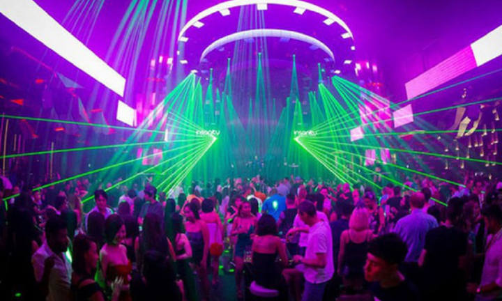 Sở Y tế đề xuất cho quán bar, karaoke, bán hàng rong ở TP.HCM mở lại