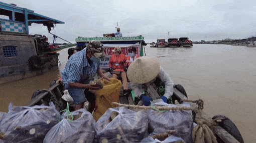 Video: 'Chuyến ghe nghĩa tình' đi khắp chợ nổi xin lương thực cho người nghèo