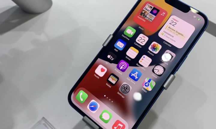 Giá iPhone 13 xách tay giảm sâu, có sản phẩm 'bốc hơi' cả chục triệu đồng