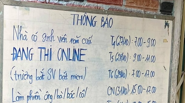 Nam sinh treo biển đang thi online trước cửa nhà