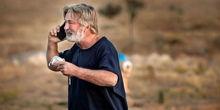 Kêu gọi cấm súng thật sau khi Alec Baldwin bắn chết người trên trường quay