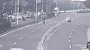 Video: Tài xế lao xe vào dải phân cách, 5 thanh thép đâm thủng ô tô