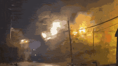 Video: Máy biến áp phát nổ đốt cháy cây cối xung quanh