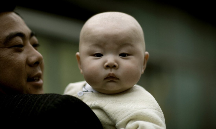 Trào lưu ép con có đầu tròn trịa ở Trung Quốc