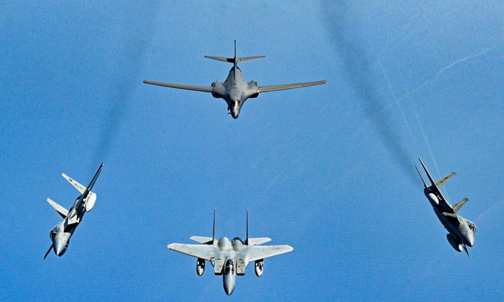 Mỹ điều oanh tạc cơ thị uy gần Iran