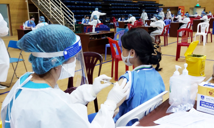 Ảnh: Đà Nẵng tiêm vaccine COVID-19 cho học sinh từ 15 đến dưới 18 tuổi