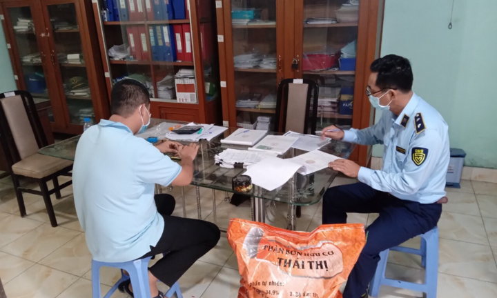 Tiền Giang: Phát hiện phương tiện vận chuyển 10 tấn phân bón hữu cơ vi phạm nhãn