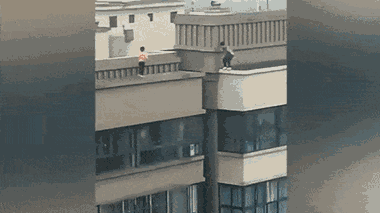 Video: Thót tim cậu bé vô tư nhảy nhót trên nóc tòa nhà 22 tầng