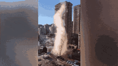 Video: Cột nước nóng khổng lồ phun cao bằng tòa nhà 10 tầng