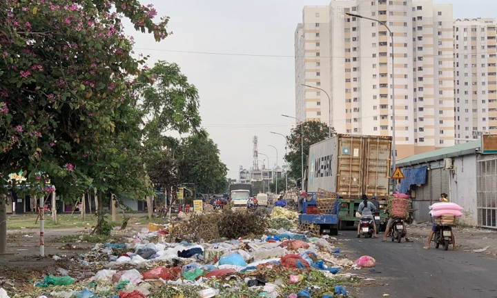 Rác thải hôi thối phủ kín các con đường xung quanh chợ đầu mối Hóc Môn