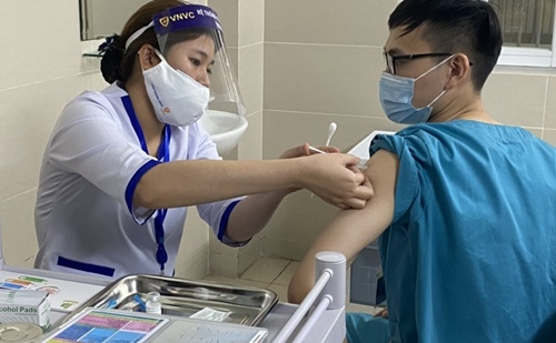 Khi nào Việt Nam tiêm vaccine COVID-19 mũi 3?