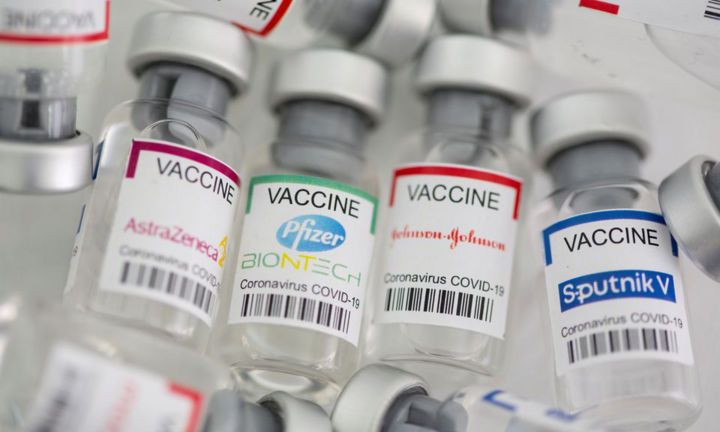 Nhiều nước ồ ạt tiêm vaccine tăng cường, đối phó làn sóng nhiễm COVID-19 mới