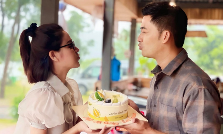 Hai diễn viên chính của 'Mặt nạ gương' liên tục 'thả thính' nhau