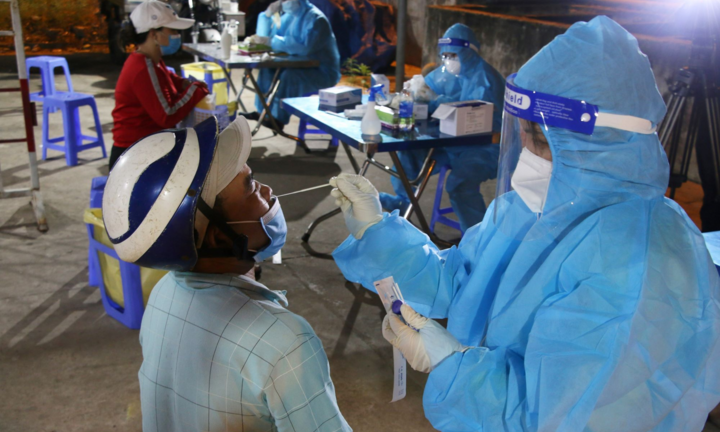 2 tiểu thương mắc COVID-19, lấy 3.000 mẫu xét nghiệm tại cảng cá Thọ Quang