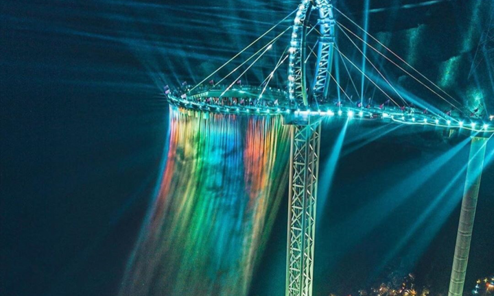 Cầu kính hình vợt kết hợp thác nước độc đáo - điểm đến cho người mê mạo hiểm