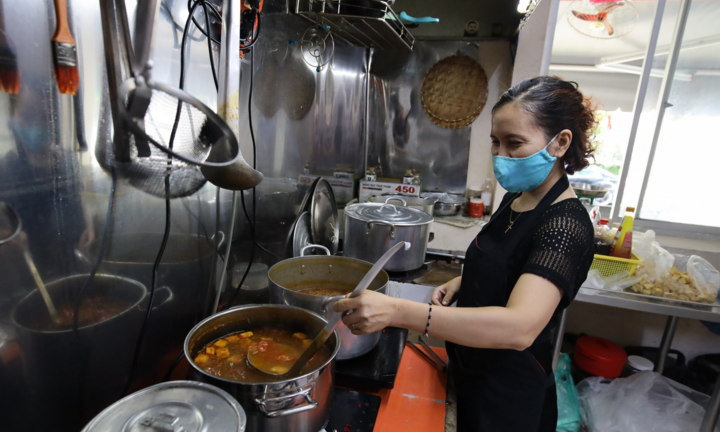 TP.HCM: Giá xăng tăng cao, hàng ăn cũng tăng giá bán