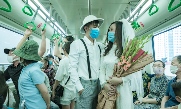 Đôi trẻ chụp ảnh cưới ở ga Cát Linh - Hà Đông ngay buổi chạy đầu tiên