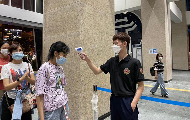 Chen chân trải nghiệm tàu Cát Linh-Hà Đông: Cảnh báo nguy cơ lây nhiễm dịch bệnh