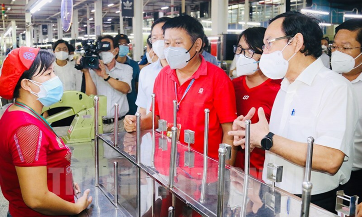 Bí thư Nguyễn Văn Nên: Công ty Pouyuen nên mở siêu thị cho công nhân mua sắm