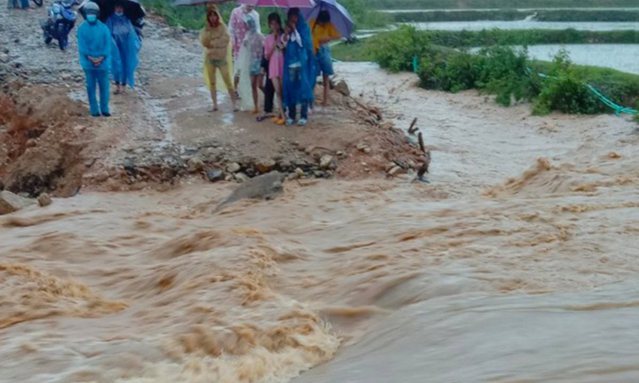 Mưa lớn khiến hàng loạt cầu ở miền núi Quảng Ngãi sụt lún, đứt gãy